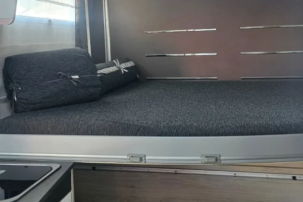 Basculante posteriore con coprimaterasso e quadratino grigio 2 cuscini